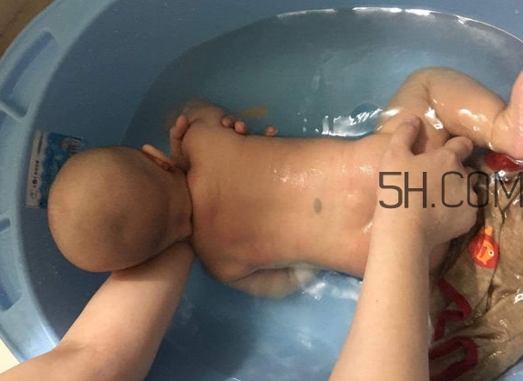 如何正確給寶寶洗澡？給寶寶洗澡水溫多少度？
