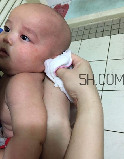 如何正確給寶寶洗澡？給寶寶洗澡水溫多少度？