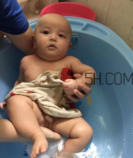 如何正確給寶寶洗澡？給寶寶洗澡水溫多少度？