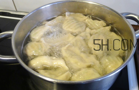 為什么餃子煮熟了會浮起來？餃子煮多久才熟？