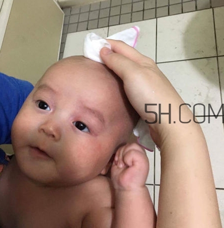 如何正確給寶寶洗澡？給寶寶洗澡水溫多少度？