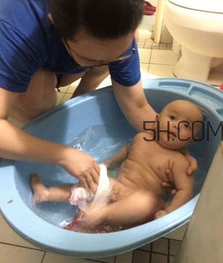 如何正確給寶寶洗澡？給寶寶洗澡水溫多少度？