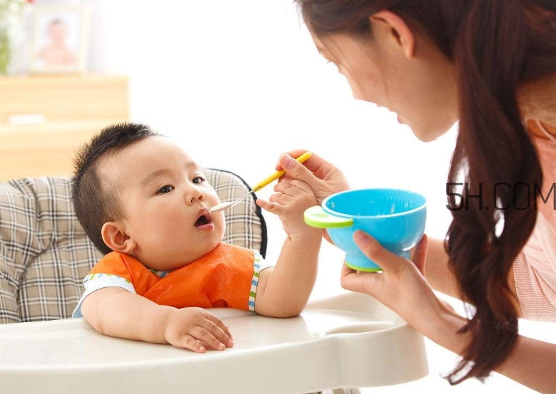 教會寶寶自己吃飯，你做到這些了嗎？