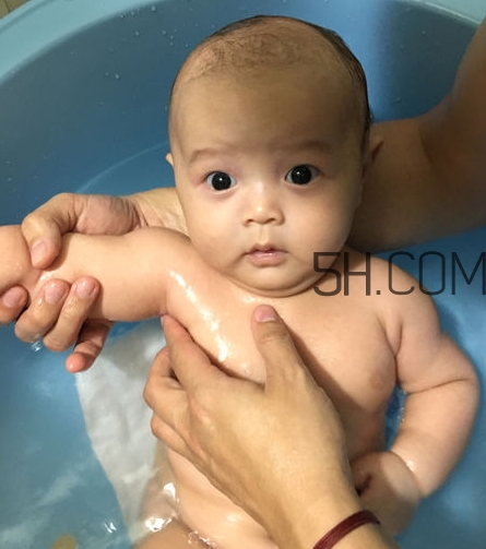 如何正確給寶寶洗澡？給寶寶洗澡水溫多少度？
