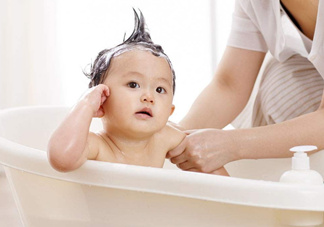 如何正確給寶寶洗澡？給寶寶洗澡水溫多少度？