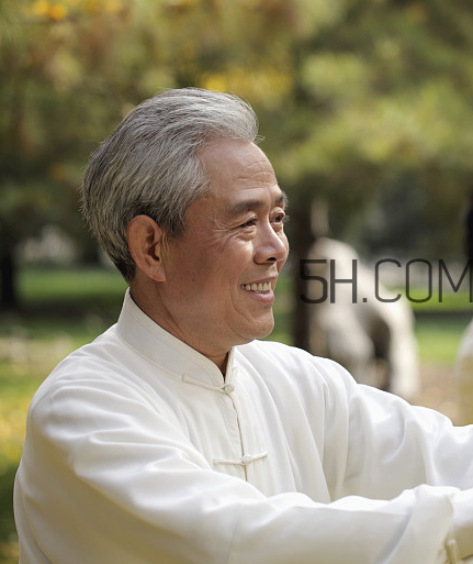 頸椎病能游泳嗎？頸椎病能引起胸疼嗎？