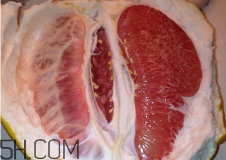 紅心柚和白心柚有什么區(qū)別？柚子皮泡水喝的作用？