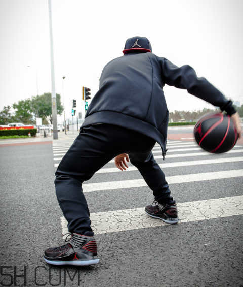 air jordan 32黑紅禁穿配色上腳效果怎么樣？