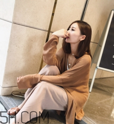 焦糖色風(fēng)衣配什么內(nèi)搭？焦糖色風(fēng)衣里面穿什么