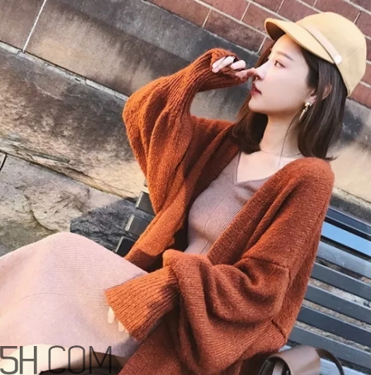 焦糖色毛衣配什么外套？焦糖色毛衣配什么顏色外套好看