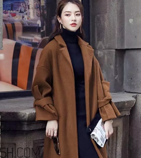 焦糖色大衣配什么顏色圍巾？焦糖色呢子配什么圍巾