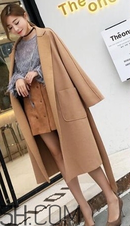 焦糖色風(fēng)衣搭配什么鞋子？焦糖色風(fēng)衣搭配什么襪子