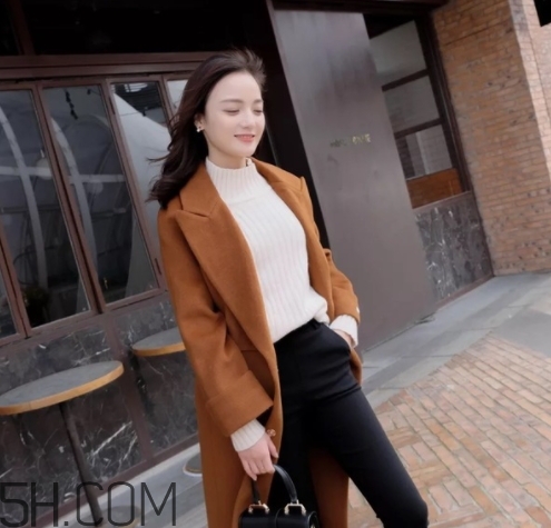 焦糖色風衣配什么褲子？焦糖色風衣搭配褲子顏色