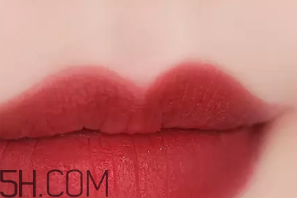 姨媽色口紅適合什么膚色？姨媽色口紅顯白嗎