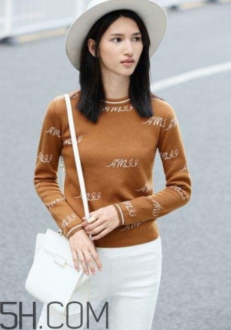 焦糖色毛衣配什么褲子？焦糖色毛衣配什么鞋子？