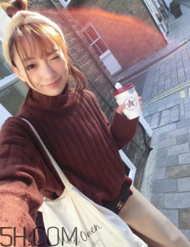 焦糖色毛衣配什么褲子？焦糖色毛衣配什么鞋子？