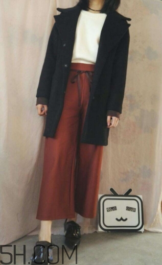 焦糖色褲子配什么顏色外套？焦糖色褲子怎么搭配圖片