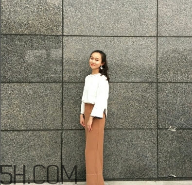 焦糖色褲子配什么鞋子？焦糖色褲子配什么襪子