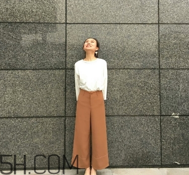 焦糖色褲子配什么鞋子？焦糖色褲子配什么襪子