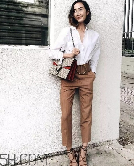 焦糖色褲子配什么鞋子？焦糖色褲子配什么襪子