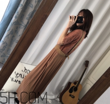 焦糖色裙子配什么上衣？焦糖色裙子配什么顏色上衣好看