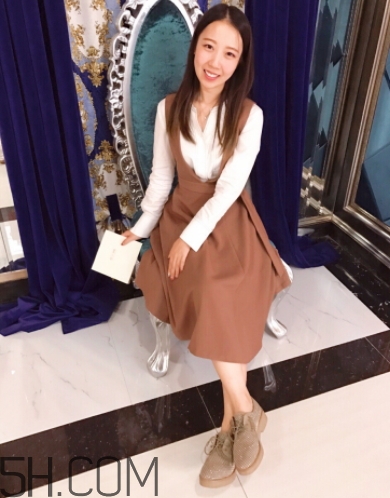 焦糖色裙子配什么襪子？焦糖色裙子配什么鞋子