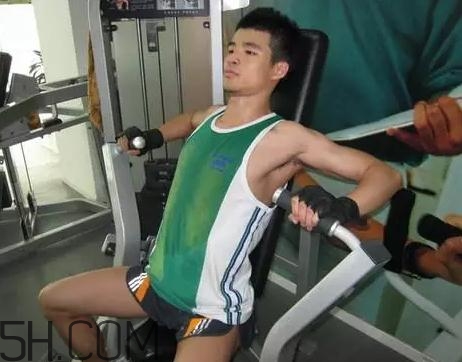 坐姿推胸能練下胸嗎？坐姿推胸和臥推哪個效果好？