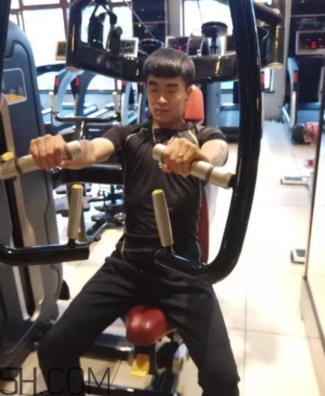 坐姿推胸多重合適？坐姿推胸怎么確定重量？