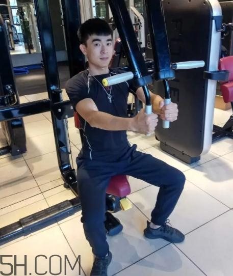 坐姿推胸多重合適？坐姿推胸怎么確定重量？