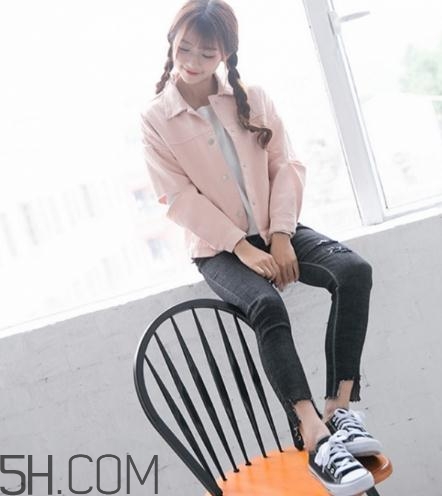 粉色衣服配什么顏色的褲子？粉色衣服搭配褲子圖片