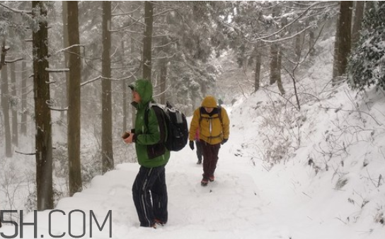 下雪爬山要準(zhǔn)備什么？爬山后小腿疼怎么按摩？