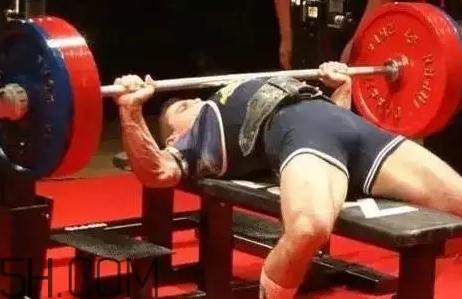 什么是斷頭臺臥推？杠鈴斷頭臺臥推怎么做？