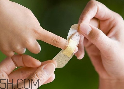 創(chuàng)可貼哪個牌子比較好？亂用創(chuàng)可貼有什么危害