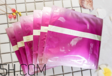 歐珀萊抗皺緊膚凝膠面膜怎么樣？好用?。?></p><p>紫色漸變色調(diào)給人優(yōu)雅感，面膜片分上下兩片，分別做成獨(dú)立包裝，密封性好，保證面膜新鮮度。</p><p style=