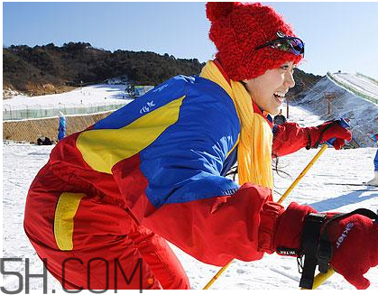 滑雪服什么牌子好？滑雪服和沖鋒衣哪個好？