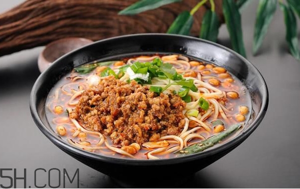 重慶小面為什么會(huì)火？重慶小面湯是怎么熬制的