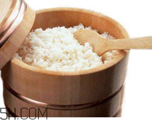 煮飯用熱水還是冷水？煮飯要放多少水