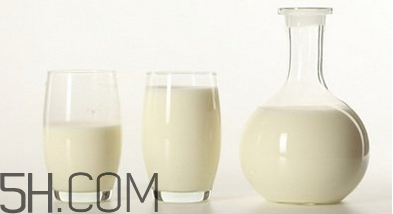 不宜喝牛奶的人群有哪些？牛奶和哪些食物相克？
