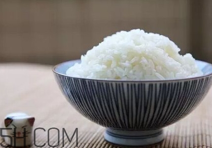 煮飯用熱水還是冷水？煮飯要放多少水