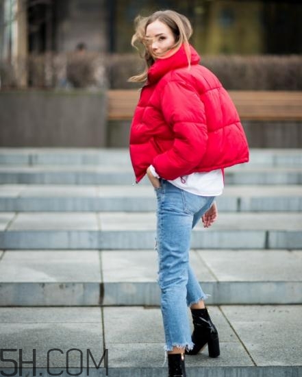 紅色羽絨服怎么搭配？紅色羽絨服搭配圖片