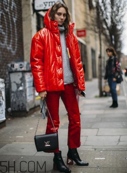 紅色羽絨服怎么搭配？紅色羽絨服搭配圖片