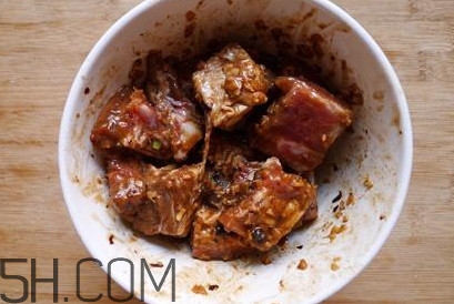 粉蒸肉五花肉怎么腌制？做粉蒸肉的肉要去皮嗎