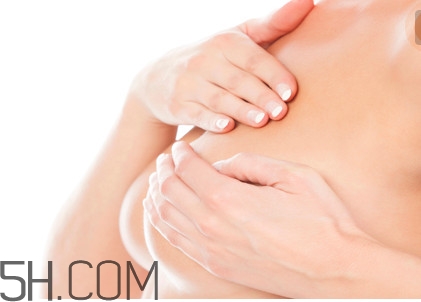 是什么因素決定了乳房大?。咳榉棵浲词窃趺椿厥?></p><center></center><p>運(yùn)動(dòng)，特別是胸部健美運(yùn)動(dòng)，雖然本質(zhì)上并不會(huì)改變?nèi)榉康拇笮?，但是卻可以使胸形乳房的更健美，看起來更挺拔、更豐滿。因?yàn)槿榉肯率切卮蠹?，擴(kuò)胸運(yùn)動(dòng)、仰臥起坐、俯臥撐等，都可以有效鍛煉胸大肌，胸大肌發(fā)達(dá)起來，看起來乳房就會(huì)變大。同時(shí)這些運(yùn)動(dòng)還鍛煉了乳房懸韌帶，這樣也有助于乳房堅(jiān)挺起來。但是，胸部健美運(yùn)動(dòng)不可過度，如果運(yùn)動(dòng)過量，就會(huì)分解脂肪，那樣雖然胸大肌有了少許增加但是更多的乳房?jī)?nèi)脂肪被分解了，胸部反而變小，所以女運(yùn)動(dòng)員，特別是健美運(yùn)動(dòng)員的胸部一般都不大。</p><center></center><p>兩性活動(dòng)</p><center></center><p>兩性活動(dòng)本身，會(huì)刺激性激素的分泌，因此對(duì)于女性來說兩性活動(dòng)后都會(huì)經(jīng)歷乳房的體積增大的過程，而兩性活動(dòng)中的愛撫、吸吮，又進(jìn)一步加強(qiáng)了這種變化，有些女性新婚以后，能明顯感到罩杯增大，很重要的因素就是兩性的作用。</p><center></center><p>按摩</p><center></center><p>按摩乳房同樣也有利于乳房的發(fā)育，特別是熱敷后的自我按摩，按摩能有效改善胸部的血液循環(huán)，從而促進(jìn)乳房的發(fā)育。而如果由老公來按摩，那么這種效果會(huì)加強(qiáng)，因?yàn)楫愋缘陌茨€會(huì)刺激性激素的分泌，這也會(huì)促使乳房發(fā)育。</p><center></center><p>疾病</p><center></center><p>如果身體存在某些疾病，那么也可能造成乳房的發(fā)育不良。這就不僅是美觀的問題，還需要及時(shí)就醫(yī)了。</p><center></center><p>原發(fā)性卵巢發(fā)育不全、垂體前葉功能減退癥和垂體性侏儒癥等病癥會(huì)引起體內(nèi)促進(jìn)乳房發(fā)育的雌激素、孕激素、泌乳素等缺乏，從而造成乳房的發(fā)育不良。這一類的乳房發(fā)育不良，可以采用有針對(duì)性的病因治療或激素補(bǔ)充的對(duì)癥治療。</p><center></center><p>如果身體存在消耗性的疾病，比如結(jié)核、重度貧血、營養(yǎng)不良等，也會(huì)影響乳房變小。針對(duì)性的治療原發(fā)疾病，補(bǔ)充營養(yǎng)就可以了。</p><center></center><p>了解了決定乳房大小的因素，那就趕快行動(dòng)起來吧，從此告別太平公主的困擾，擁有傲人的資本。</p><center></center><h3>乳房脹痛是怎么回事</h3><p style=