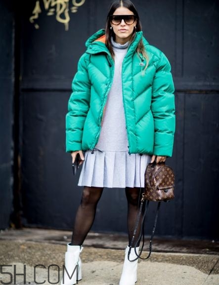 羽絨服搭配什么裙子好看？羽絨服搭配裙子圖片
