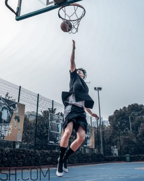 under armour curry 4黑白配色上腳效果怎么樣？