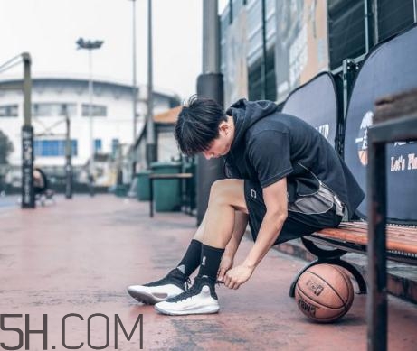 under armour curry 4黑白配色上腳效果怎么樣？