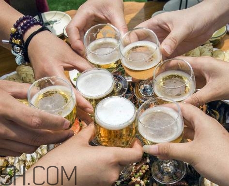 酒精肝是什么引起的？酒精肝是喝酒喝的嗎？