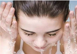 臉上皮膚干燥怎么辦如何補(bǔ)水