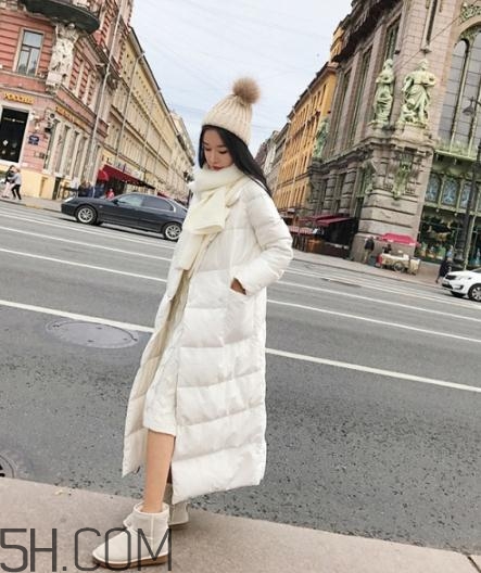 白色羽絨服配什么鞋子？白色羽絨服搭配鞋子圖片