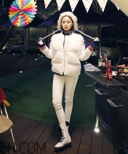 白色羽絨服配什么鞋子？白色羽絨服搭配鞋子圖片